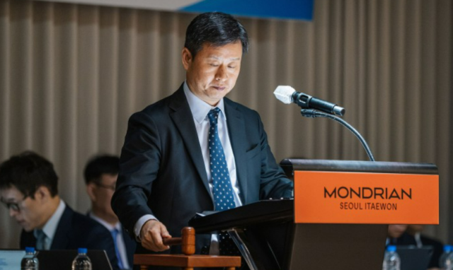 고려아연 경영권 분쟁 분수령인 정기 주주총회가 열린 28일 서울 용산구 몬드리안 호텔 주총장에서 박기덕 고려아연 대표이사가 의사봉을 두드리고 있다 사진고려아연 