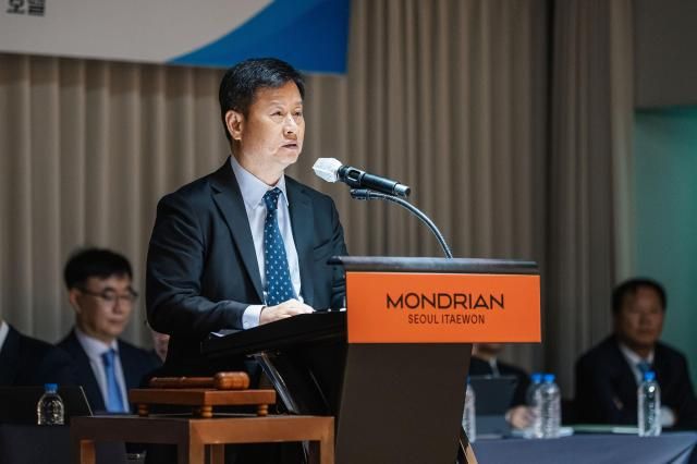 28일 서울 용산구 몬드리안 호텔 이태원에서 개최된 고려아연 정기주총에서 의장을 맡은 박기덕 고려아연 대표이사 사장은 총회 성립 선언 전 상법 369조 제3항에 의해 영풍이 보유한 고려아연 지분 526만2450주에 대한 의결권이 제한된다고 밝혔다 사진고려아연