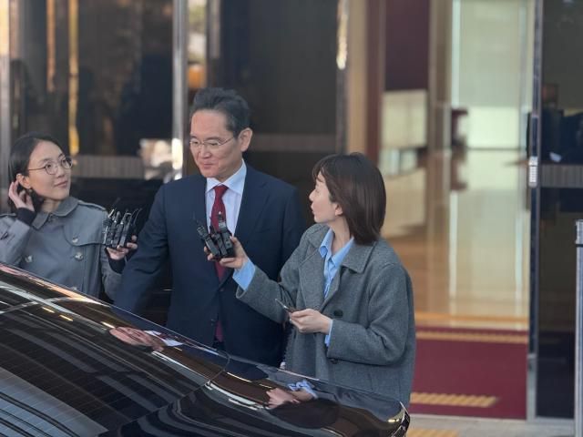 이재용 삼성전자 회장이 중국 출장을 마치고 서울김포비즈니스항공센터로 28일 귀국했다 사진이성진 기자