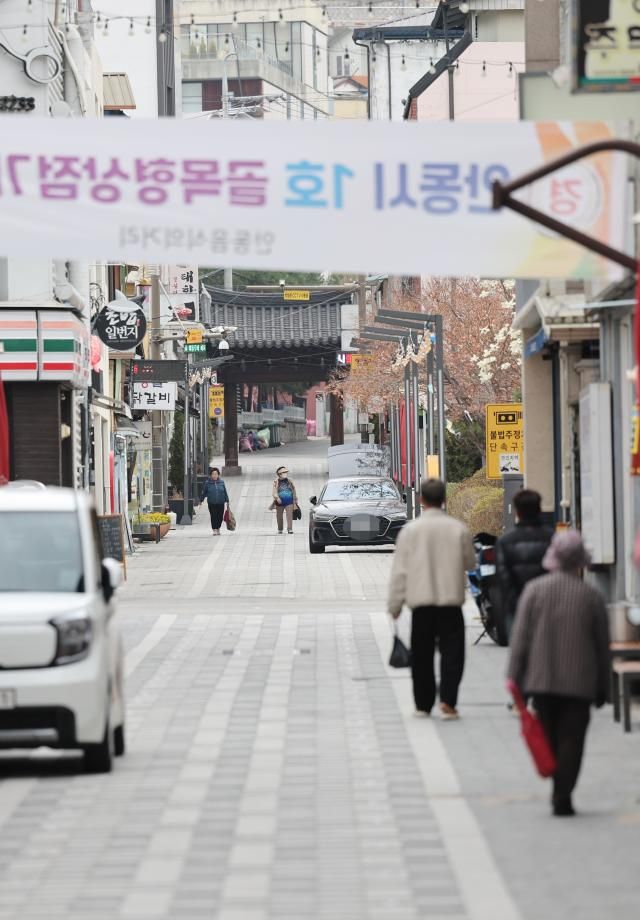 27일 산불이 며칠째 이어지는 경북 안동시 음식 거리가 한산한 모습을 보이고 있다사진연합뉴스