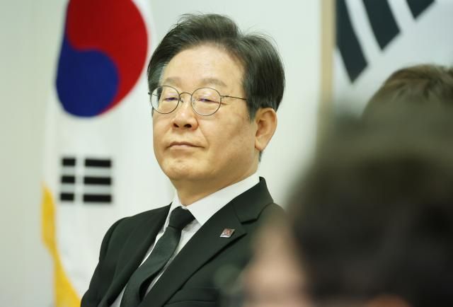 28일 오전 이재명 더불어민주당 대표가 민주당 대전시당에서 열린 최고위원회의에 참석하고 있다 사진연합뉴스