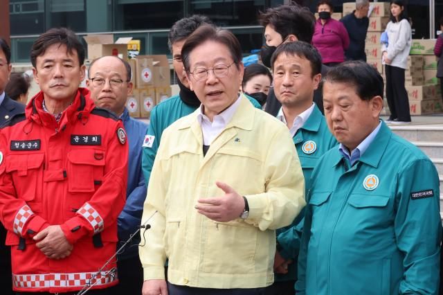 이재명 더불어민주당 대표가 지난 27일 경북 청송군 진보문화체육센터에 마련된 이재민 대피소에서 산불 피해 주민들을 만난 뒤 기자들의 질문에 답하고 있다 사진연합뉴스