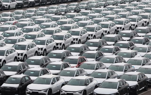  도널드 트럼프 미국 대통령이 외국산 자동차에 대한 25％ 관세 부과를 공식화한 27일 경기 평택항에 수출용 자동차가 세워져 있다 사진연합뉴스