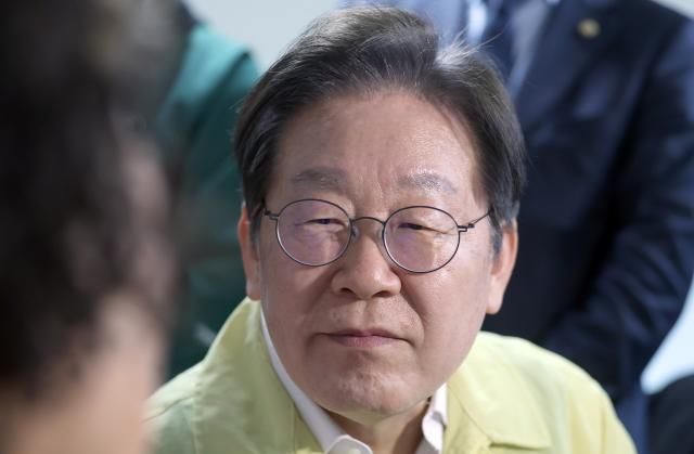 이재명 더불어민주당 대표가 28일 오후 경남 산청군 시천면 산청 화재 이재민 대피소인 한국선비문화연구원을 찾아 이재민 말을 경청하고 있다 사진연합뉴스