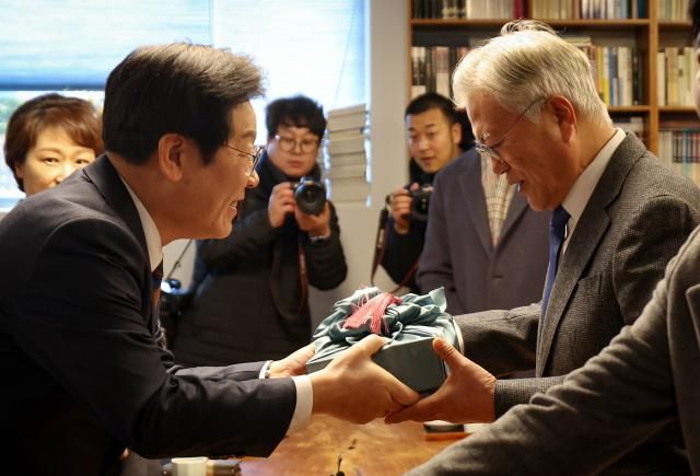 이재명 더불어민주당 대표왼쪽가 설 연휴 마지막 날인 1월 30일 오후 경남 양산시 하북면 평산마을 문재인 전 대통령 사저를 방문해 문 전 대통령에게 선물을 전달하고 있다 사진연합뉴스