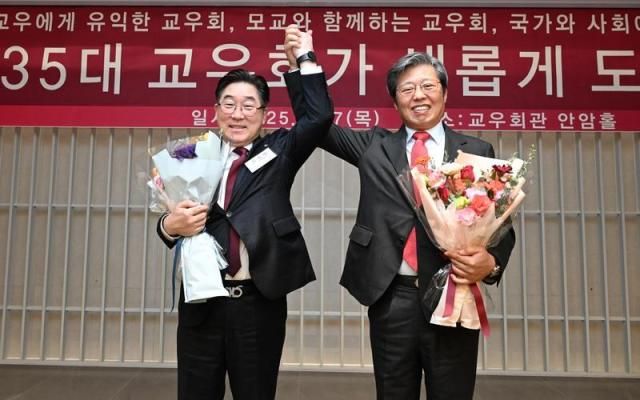 27일 서울 성북구 고려대 교우회관 안암홀에서 열린 고려대학교 교우회 정기총회에서 제35대 고려대학교 교우회장에 취임한 승명호오른쪽 동화그룹·한국일보 회장이 김동원 고려대학교 총장과 기념촬영을 하고 있다 사진고려대 교우회