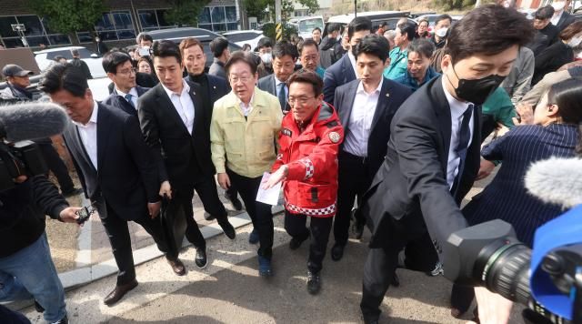 이재명 더불어민주당 대표가 지난 28일 오후 정영철 산청군 부군수 안내를 받으며 경남 산청군 시천면 산청 산불 이재민 대피소인 한국선비문화연구원을 방문하고 있다 사진연합뉴스