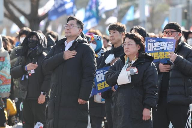 박찬대 더불어민주당 원내대표 조국혁신당 김선민 대표 권한대행이 29일 서울 종로구 동십자각 인근에서 열린 야5당 대통령 탄핵 촉구 사전집회에서 국기에 경례하고 있다 사진연합뉴스
