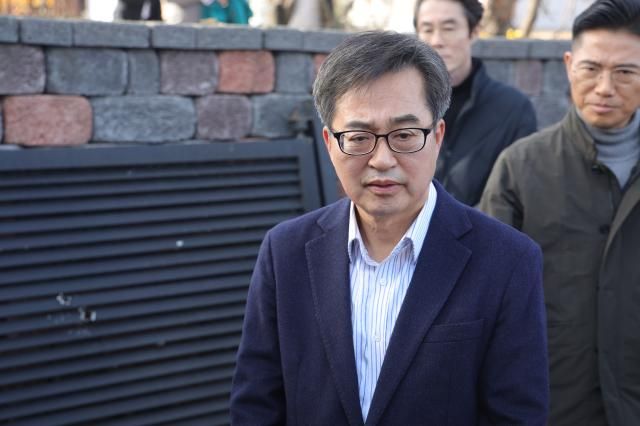 김동연 경기도지사가 지난 13일 오후 경기도 포천시 이동면 노곡리 공군 전투기 오폭 사고 현장에서 파손된 민가를 살펴보고 있다 사진연합뉴스