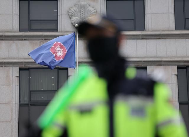 27일 서울 종로구 헌법재판소 앞에서 경찰이 경계 근무를 서고 있다사진연합뉴스