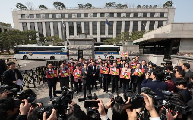국민의힘 의원들이 24일 서울 종로구 헌법재판소 앞에서 열린 한덕수 국무총리에 대한 국회의 탄핵소추 기각 관련 입장 발표 기자회견에서 구호를 외치고 있다 사진연합뉴스