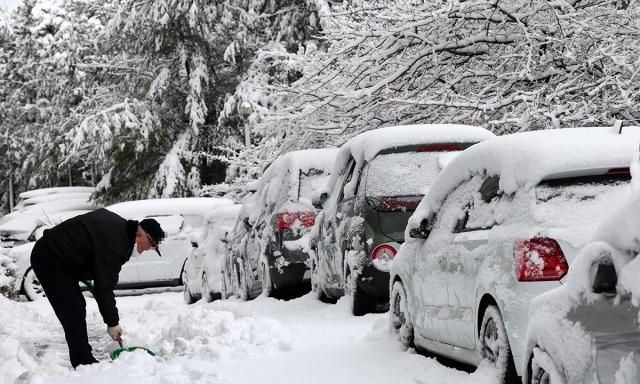 대설특보가 내려진 가운데 많은 눈이 내린 3일 강원 강릉시 교동의 한 아파트 주차장에서 주민이 눈을 치우고 있다 사진연합뉴스