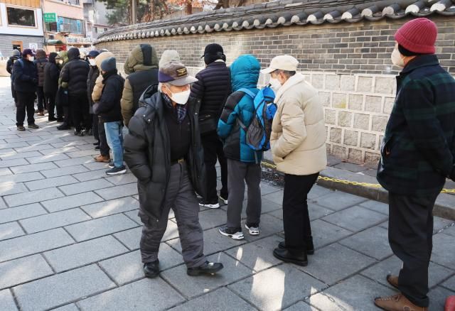 서울 종로구 탑골공원 원각사 노인무료급식소 앞에 어르신들이 점심식사를 위해 줄지어 서 있다 사진연합뉴스