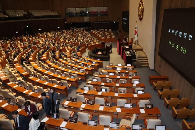 박성준 더불어민주당 의원이 지난 달 14일 서울 여의도 국회에서 열린 본회의에서 헌법재판소 재판관 마은혁 임명 촉구 결의안대안과 관련한 의사진행발언이 시작되자 국민의힘 의원들이 본회의장을 나가고 있다 사진연합뉴스