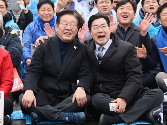 이재명 더불어민주당 대표와 박찬대 원내대표가 1일 서울 종로구 안국동 사거리에서 열린 야 5당 공동 내란종식·민주헌정수호를 위한 윤석열 파면 촉구 범국민대회에서 가수 강산에의 노래를 따라 부르고 있다 사진연합뉴스