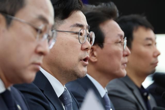 박찬대 더불어민주당 원내대표가 30일 서울 여의도 국회에서 한덕수 대통령 권한대행 겸 국무총리에게 마은혁 헌법재판관 후보자를 임명할 것을 촉구하고 있다 박 원내대표는 한 총리가 4월 1일까지 헌법수호 책무를 이행하지 않는다면 민주당은 중대 결심을 할 것이라고 밝혔다 사진연합뉴스