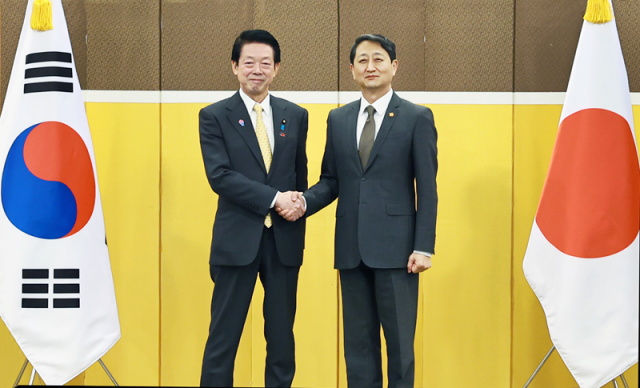 안덕근 산업통상자원부 장관이 30일 서울 중구 대한상공회의소에서 무토 요지 일본 경제산업성 대신과 악수하고 있다 사진산업통상자원부