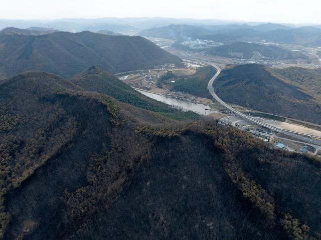  30일 주불 진화가 완료된 경북 안동시 남후면의 산들이 까맣게 타 있다 멀리 잔불로 인한 연기가 보인다
