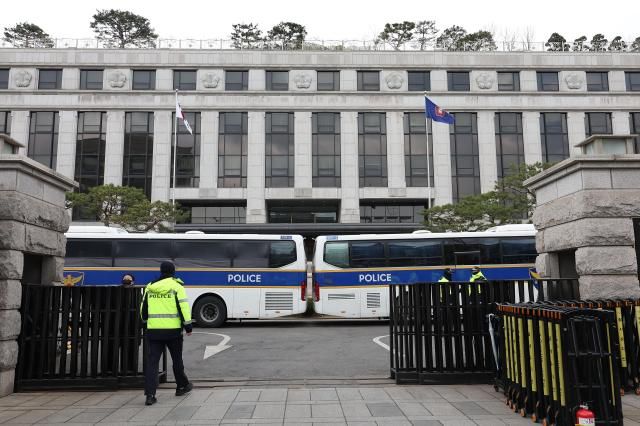 헌법재판소가 윤석열 대통령 탄핵심판 선고를 앞두고 논의를 이어가고 있는 30일 서울 종로구 헌법재판소에 경찰 버스가 주차돼 있다 사진연합뉴스 