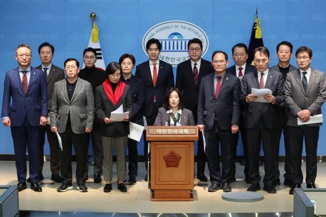 최보윤 국민의힘 의원 등 초선 의원들이 30일 서울 여의도 국회 소통관에서 더불어민주당 초선 의원들의 줄탄핵 언급을 비판하는 성명서를 발표하고 있다 사진연합뉴스