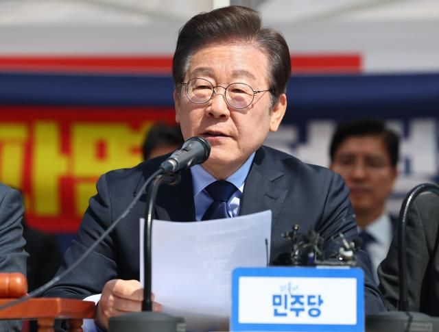 더불어민주당 이재명 대표가 31일 서울 종로구 광화문 앞 더불어민주당 천막당사에서 열린 최고위원회의에서 발언하고 있다 사진연합뉴스