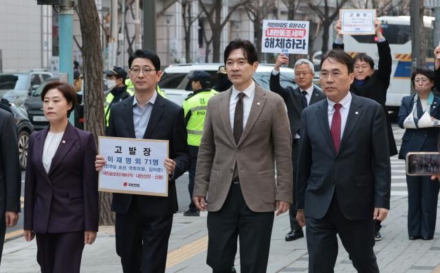 주진우 국민의힘 법률자문위원장왼쪽 세번째과 의원들이 31일 서울 종로구 서울경찰청에서 이재명 더불어민주당 대표와 민주당 초선의원 전원 방송인 김어준 씨 등 72명을 내란음모 혐의로 고발하기 위해 고발장을 들고 민원실로 향하고 있다 뒤편은 주 위원장 등을 무고죄로 고발하기 위해 대기 중인 조국혁신당 의원들 사진연합뉴스