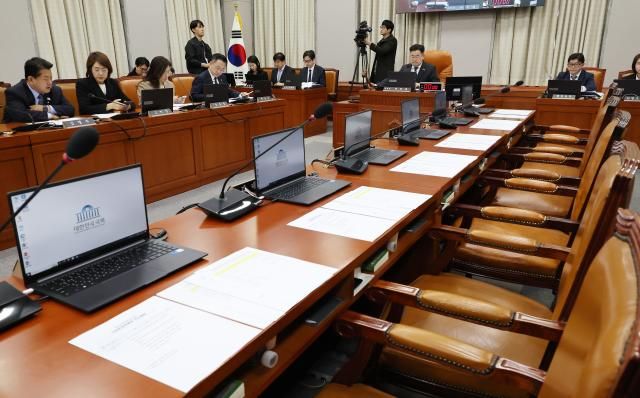 더불어민주당 소속 박찬대 위원장 31일 국회에서 열린 운영위원회 전체회의에서 제423회 국회임시회 긴급현안질문 실시여부 및 의사일정 협의의 건 헌법재판소 재판관 마은혁 임명 촉구 결의안 등을 의결하고 있다 국민의힘 의원들은 불참했다 사진연합뉴스