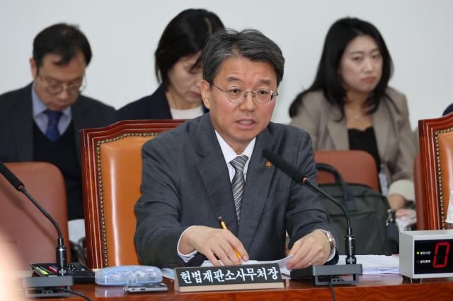 김정원 헌법재판소 사무처장이 31일 국회 법제사법위원회 전체회의에서 헌법재판소법 개정안과 관련해 질의에 답하고 있다 사진연합뉴스