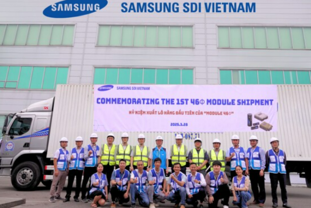 삼성SDI 임직원들이 지난 28일 베트남 법인에서 진행된 46파이 배터리 모듈 출하식에서 기념사진을 촬영하고 있다 사진삼성SDI 