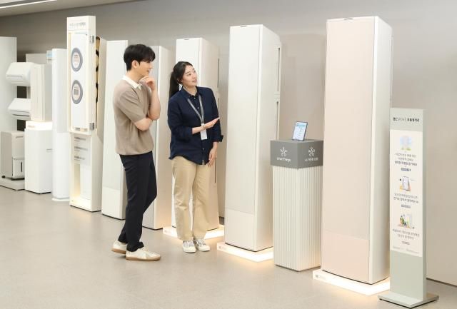 서울 서초구의 한 삼성스토어 매장에서 소비자가 삼성전자의 무풍 에어컨을 살펴보고 있는 모습사진삼성전자