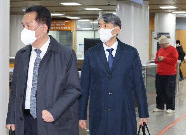 12·3 비상계엄 사태와 관련해 내란 중요 임무종사 혐의로 재판에 넘겨진 조지호 전 경찰청장이 31일 서울 서초구 서울중앙지방법원에서 열린 1심 속행 공판에 출석하고 있다 사진연합뉴스