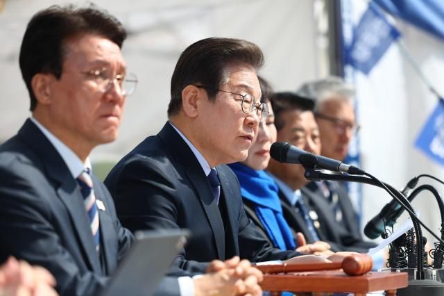 이재명 더불어민주당 대표가 31일 서울 종로구 광화문 앞 더불어민주당 천막당사에서 열린 최고위원회의에서 발언하고 있다 사진연합뉴스