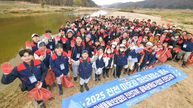 현대모비스 임직원과 가족들이 28일 충북 진천 미호강 일대에서 생태계 보호 대청소 활동을 펼쳤다