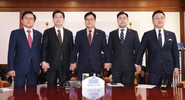 우원식 국회의장가운데과 권성동 국민의힘 원내대표 박찬대 더불어민주당 원내대표가 31일 서울 여의도 국회에서 열린 의장 주재 여야 원내대표 회동에서 기념 촬영하고 있다 왼쪽부터 박형수 국민의힘 원내수석부대표 권 원내대표 우 의장 더불어민주당 박 원내대표 박성준 원내수석부대표 사진연합뉴스