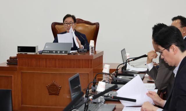 헌법재판소법 일부개정법률안 등을 심의하는 국회 법제사법위원회의 법안심사제1소위원회가 31일 국회에서 더불어민주당 소속 박범계 소위원장 주재로 열리고 있다 사진연합뉴스