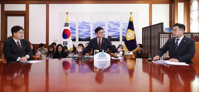 우원식 국회의장가운데이 31일 국회에서 여야 원내대표 회동을 주재하고 있다 왼쪽부터 권성동 국민의힘 원내대표 우 의장 박찬대 더불어민주당 원내대표 사진연합뉴스