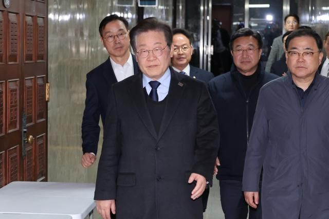 이재명 더불어민주당 대표가 31일 서울 여의도 국회에서 열린 비공개 비상 의원총회에 참석하고 있다 사진연합뉴스