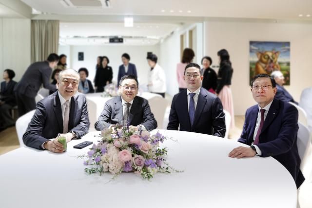  오른쪽부터 허태수 GS 회장 구광모 LG 회장 구본상 LIG 회장 구자은 LS 회장이 28일 GS 창립 20주년 및 GS아트센터 개관 기념 행사에서 담소를 나누고 있다 사진GS그룹