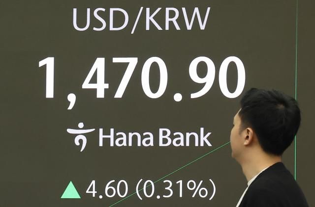 지난 27일 오전 서울 중구 하나은행 본점 딜링룸 현황판에 원·달러 환율이 표시돼 있다 사진연합뉴스