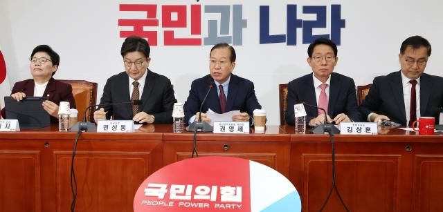 권영세 국민의힘 비상대책위원장가운데이 31일 국회에서 열린 비상대책위원 회의에서 발언하고 있다 사진연합뉴스