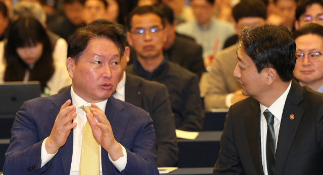 최태원 대한상의 회장왼쪽과 안덕근 산업통상자원부 장관이 31일 상의회관에서 열린 제7회 탄소중립과 에너지 정책 세미나에 참석해 대화하고 있다