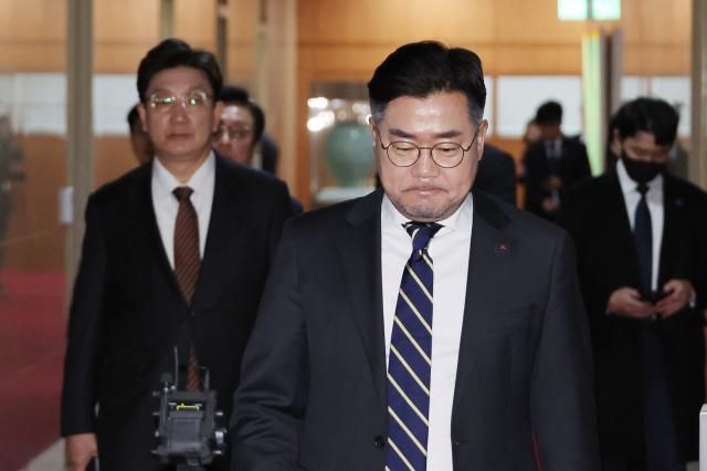 권성동 국민의힘 원내대표와 박찬대 더불어민주당 원내대표가 31일 서울 여의도 국회에서 우원식 국회의장과 본회의 개최 일정 등을 논의한 뒤 굳은 표정으로 나오고 있다 사진연합뉴스