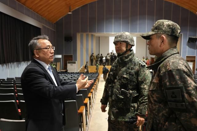김종철 병무청장이 4일 경기 고양 제60보병사단 동원훈련장에서 신속 정확한 병력동원을 위해 부대관계자와 이야기를 나누고 있다 사진병무청 