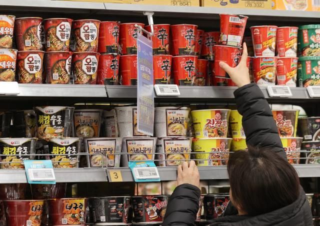 라면·김치 등 수출액 최대치 경신 서울연합뉴스 이재희 기자 8일 서울의 한 대형마트에서 시민이 장을 보고 있다 농림축산식품부 자료에 따르면 지난해 K-푸드 수출액은 130억3천만 달러로 잠정 집계됐다 이는 전년 동기보다 61 증가한 것으로 역대 최대다 품목별로 보면 라면 과자류 음료 커피조제품 쌀가공식품 김치 등 14개 품목 수출액이 최고치를 경신했다 202518 scapeynacokr2025-01-08 143108 저작권자 ⓒ ㈜연합뉴스 무단 전재 재배포 금지 AI 학습 및 활용 금지저작권자 ⓒ ㈜연합뉴스 무단 전재 재배포 금지 AI 학습 및 활용 금지