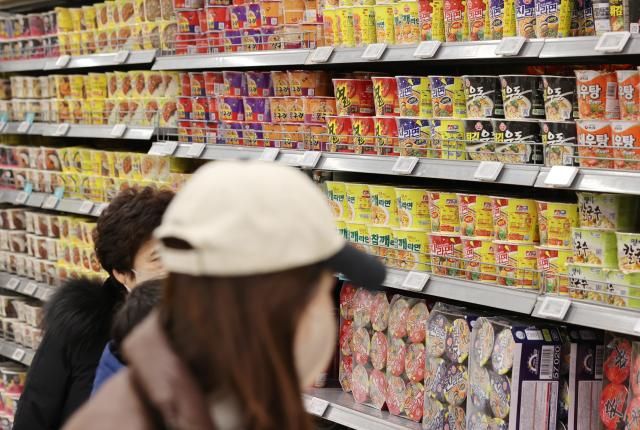 라면·김치 등 수출액 최대치 경신 서울연합뉴스 이재희 기자 8일 서울의 한 대형마트에서 시민들이 장을 보고 있다 농림축산식품부 자료에 따르면 지난해 K-푸드 수출액은 130억3천만 달러로 잠정 집계됐다 이는 전년 동기보다 61 증가한 것으로 역대 최대다 품목별로 보면 라면 과자류 음료 커피조제품 쌀가공식품 김치 등 14개 품목 수출액이 최고치를 경신했다 202518 scapeynacokr2025-01-08 143119 저작권자 ⓒ ㈜연합뉴스 무단 전재 재배포 금지 AI 학습 및 활용 금지저작권자 ⓒ ㈜연합뉴스 무단 전재 재배포 금지 AI 학습 및 활용 금지