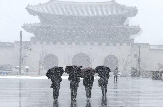 4일 오전 눈이 내리는 서울 거리에서 시민들이 발걸음을 재촉하고 있다 사진연합뉴스