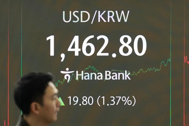 지난달 28일 서울 중구 하나은행 본점 딜링룸에서 딜러들이 업무를 보고 있는 모습 사진연합뉴스