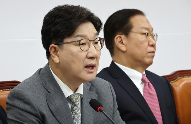 권성동 국민의힘 원내대표왼쪽가 6일 국회에서 열린 비상대책위원회의에서 발언하고 있다사진연합뉴스 