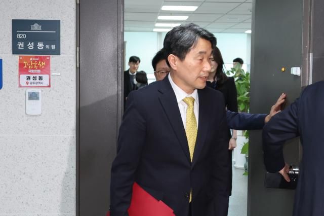이주호 사회부총리 겸 교육부 장관이 6일 서울 여의도 국회 의원회관에서 국민의힘 권성동 원내대표 등 원내지도부와 2026학년도 의대 정원 문제를 논의하기 위한 긴급 비공개 회의를 한 뒤 나오고 있다 202536 사진연합뉴스 