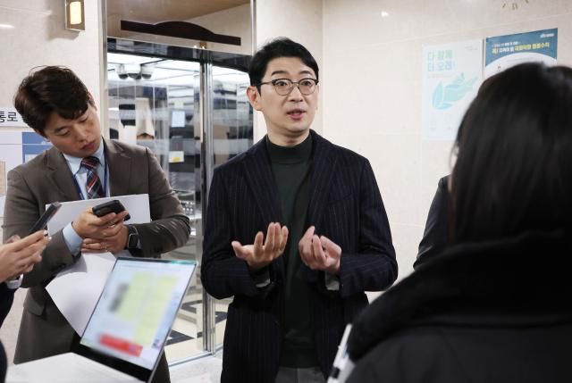 주진우 국민의힘 의원이 지난달 21일 국회 소통관에서 고위공직자범죄수사처공수처가 윤석열 대통령을 내란 혐의로 수사하는 과정에서 서울중앙지법으로부터 영장을 기각당한 사실을 숨겼다는 의혹을 제기하는 기자회견을 한 뒤 취재진의 질문에 답변하고 있다 사진연합뉴스